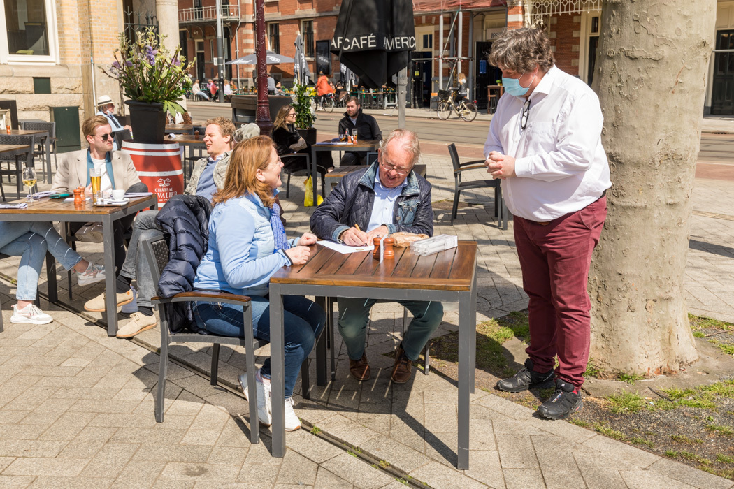 20210428 eerste opening Amsterdam Bediening Corona Gasten Mondkapje Overnachten Hotel Personeel Terras 6606