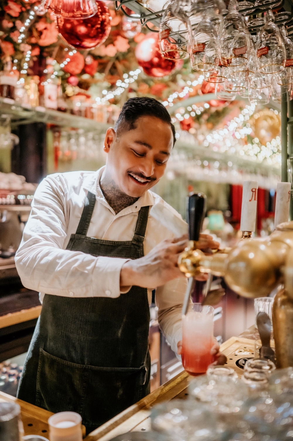 Barman cocktails bar