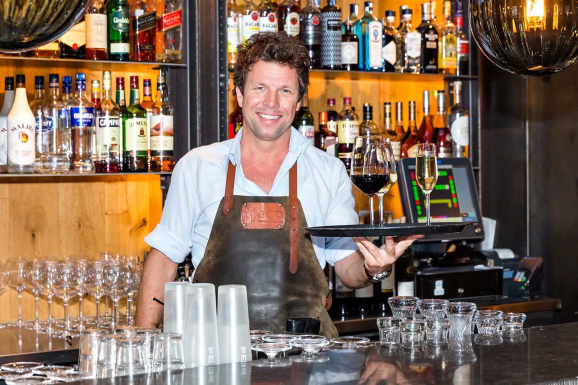 Cafe bar medewerker bediening wijn