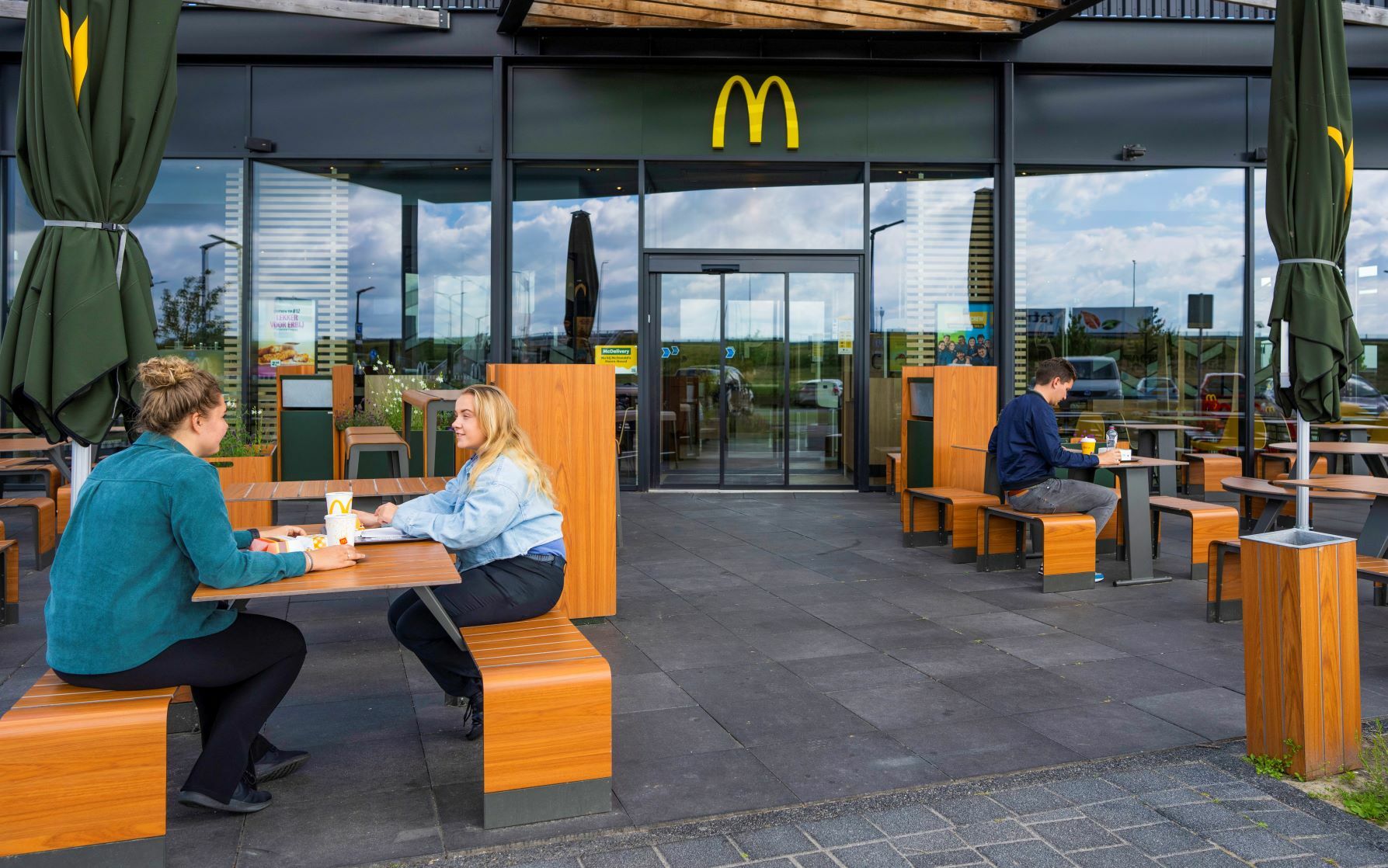 FOTO 2 Terras Mc Donalds restaurant Hoorn Noord