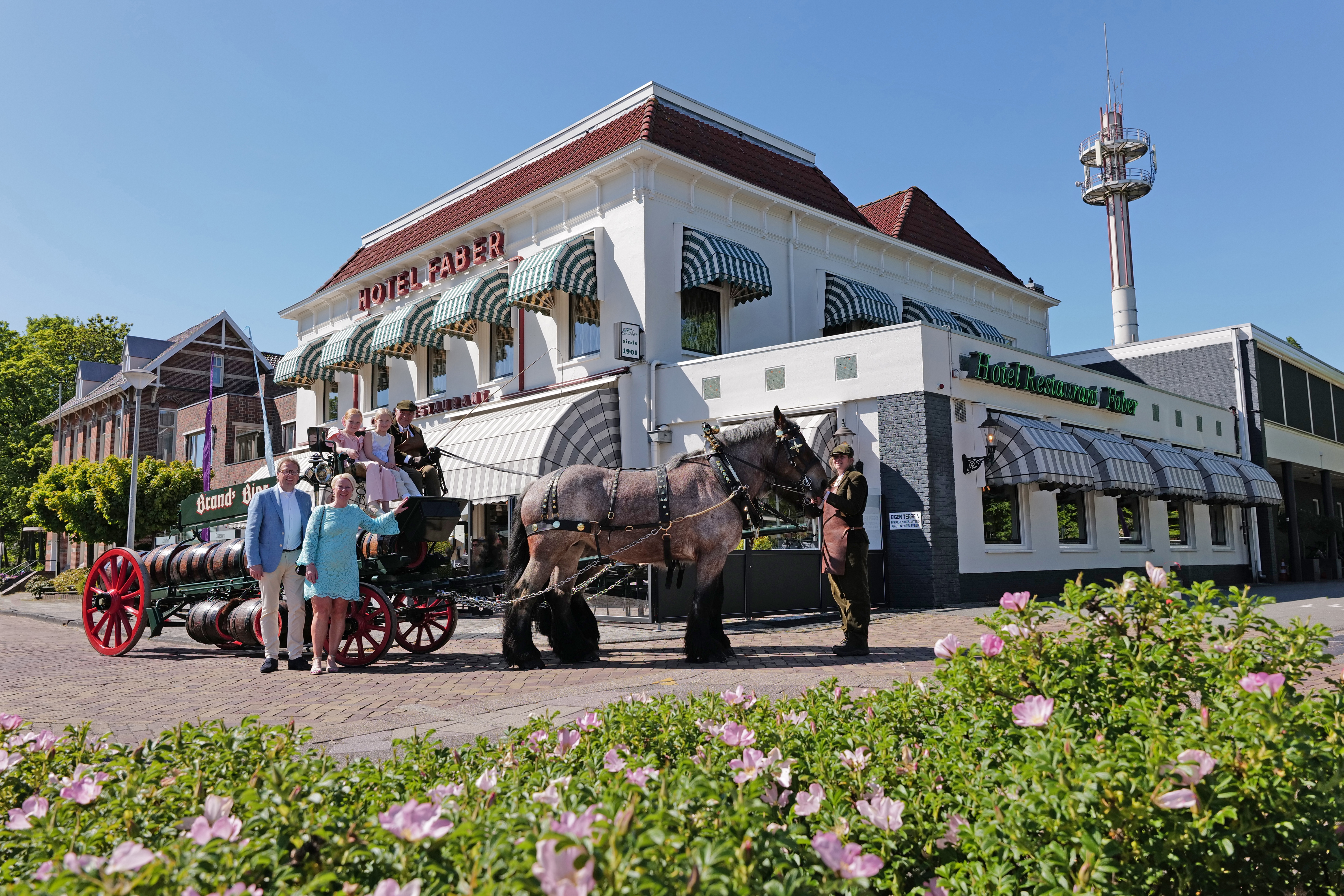 Familie Faber bij bierwagen