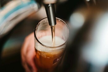 Glas bier tappen