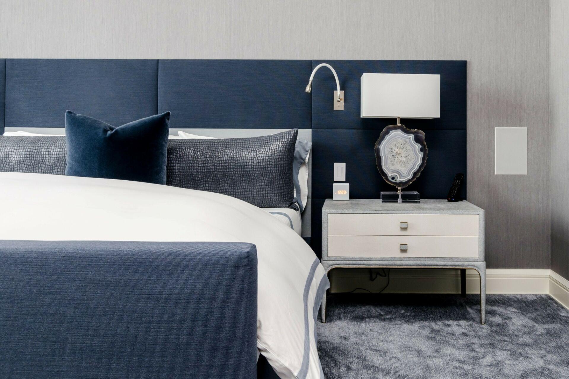 Hotelkamer hotelbed blauw duurzaam