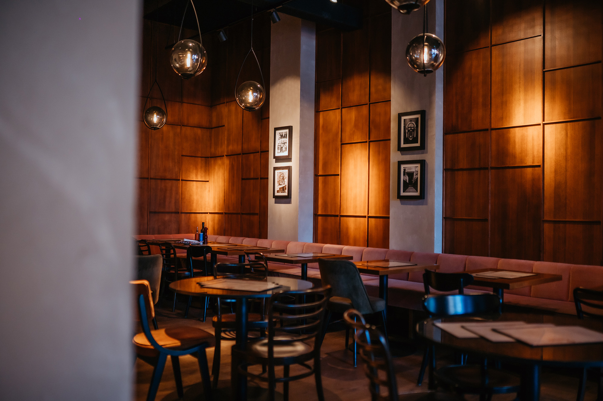 KHN hotel restaurant bar tafels