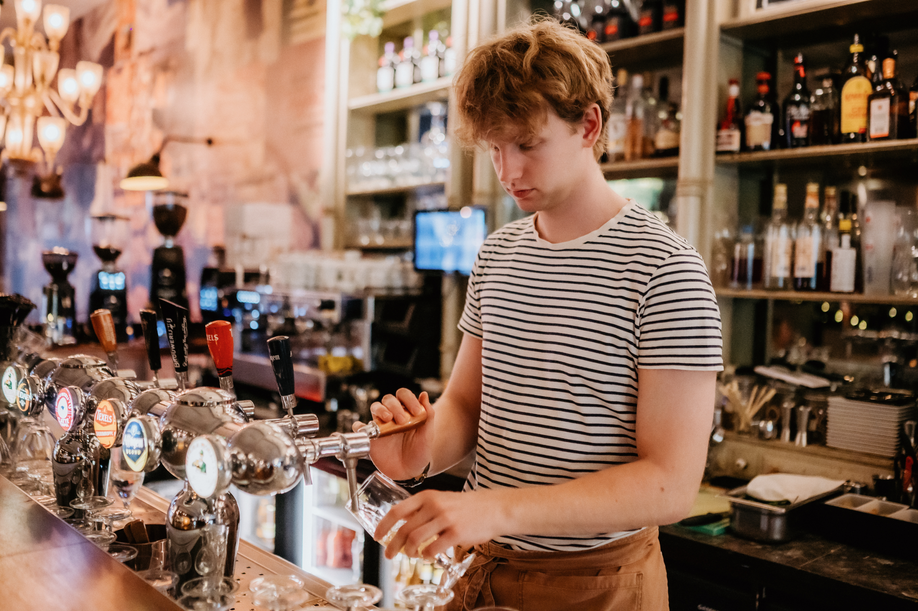 Medewerker bar tappen jong