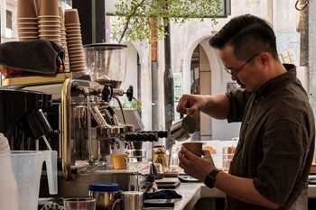 Medewerker maakt koffie barista