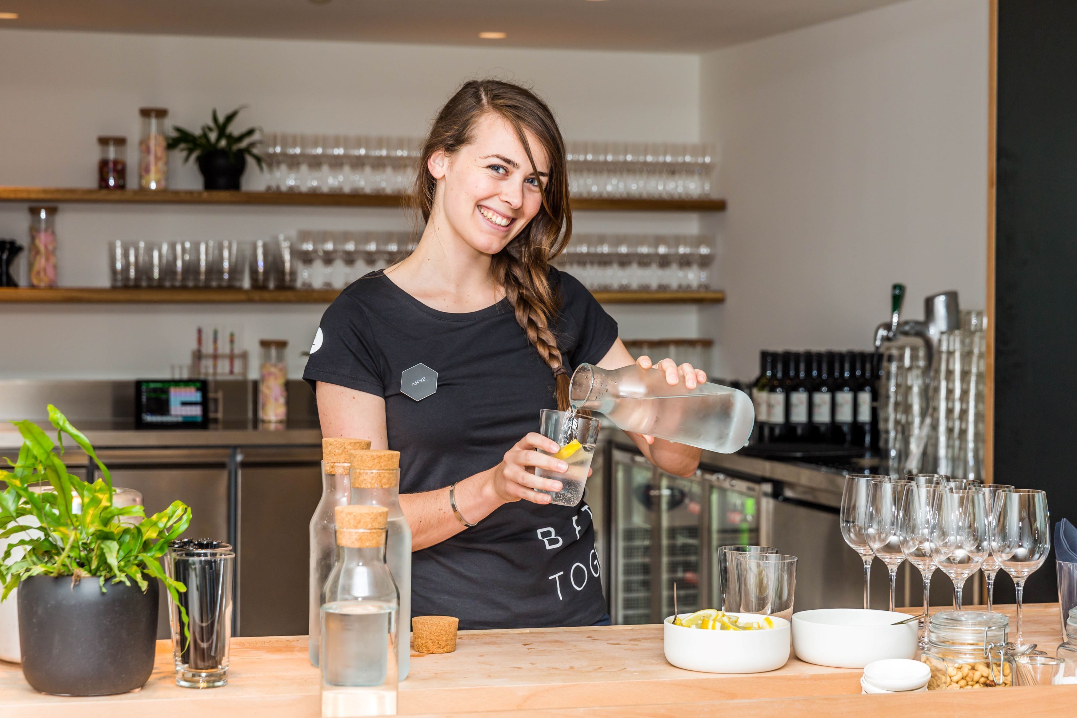 Medewerker water glazen