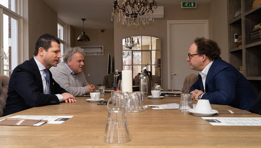 Minister in gesprek met KHN