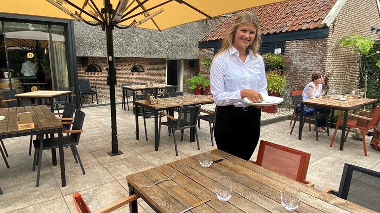 Shazney Audier ging van de GGD weer terug naar de horeca Rechten RTV Drenthe