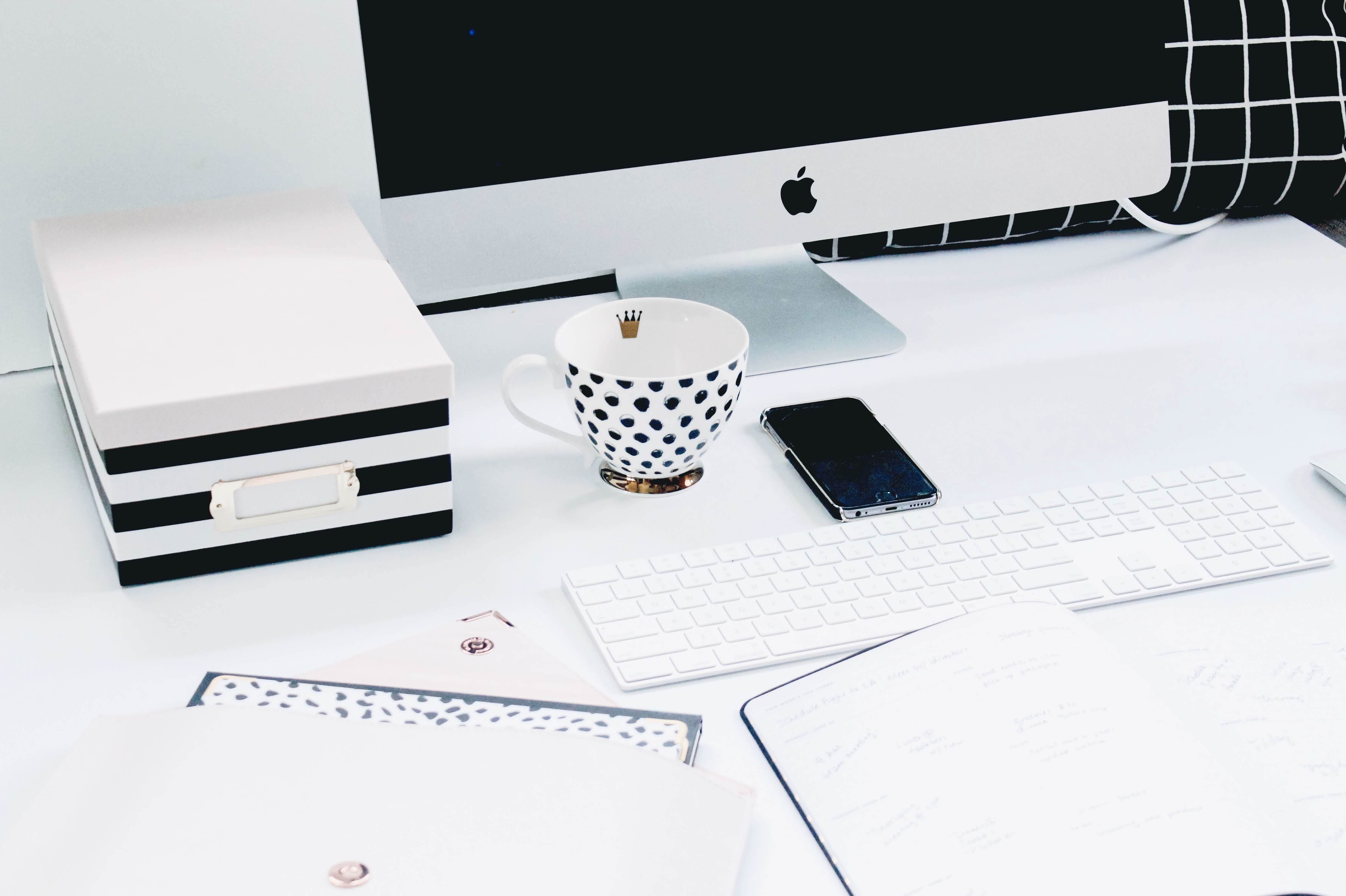 Administratie bureau werkplek smartphone apple imac computer