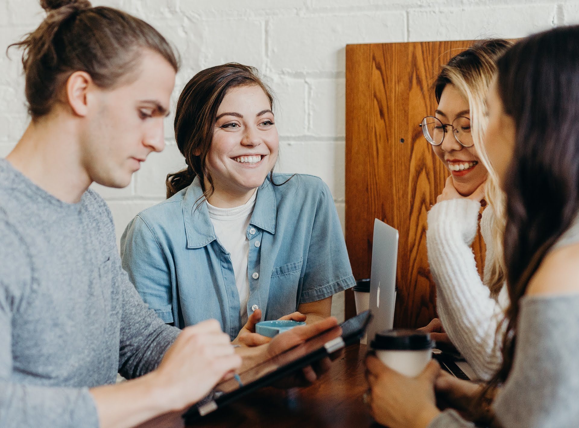 Jonge mensen gasten in gesprek