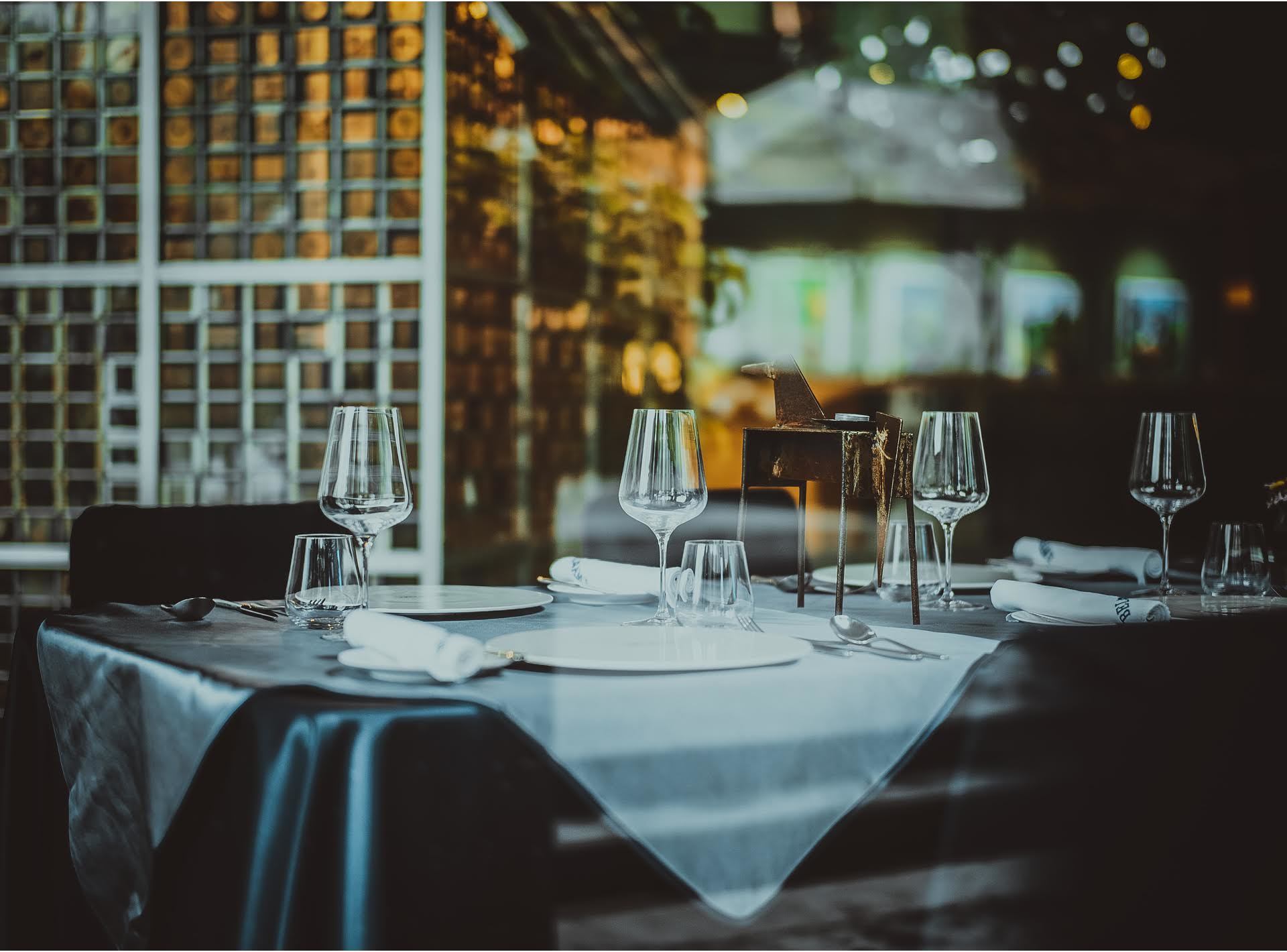 Restaurant gedekte tafel wijnglazen