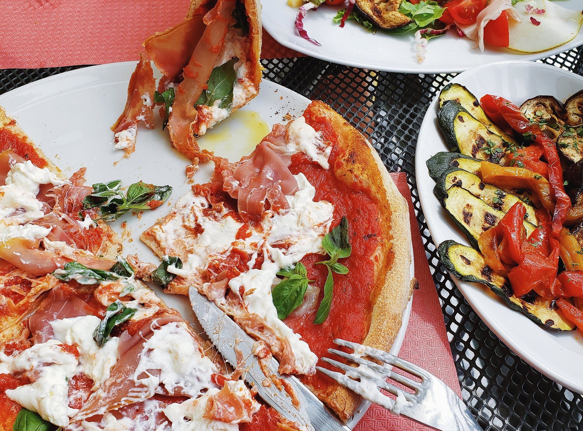 Schotel bord pizza met parma ham