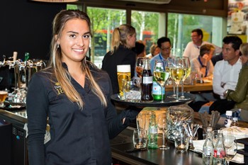 Horeca meisje met dienblad