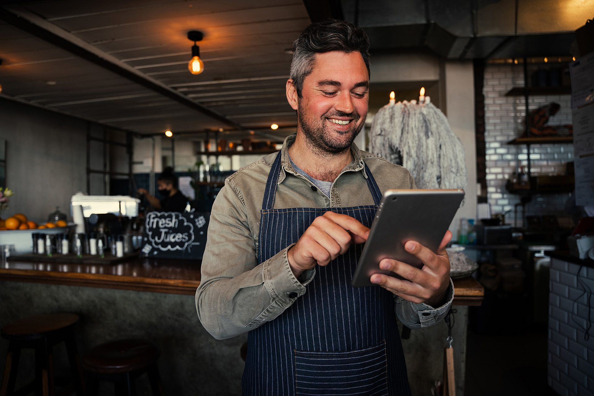 Man ipad horecazaak ondernemer small