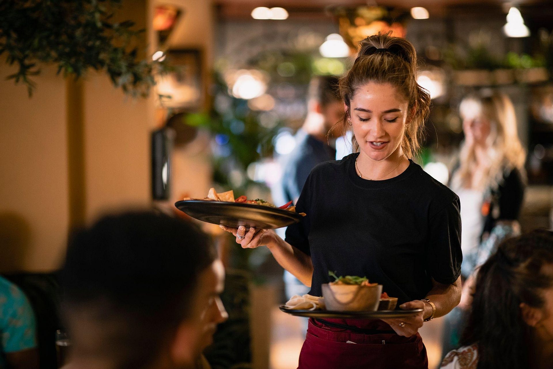Vrouw bediening restaurant 1