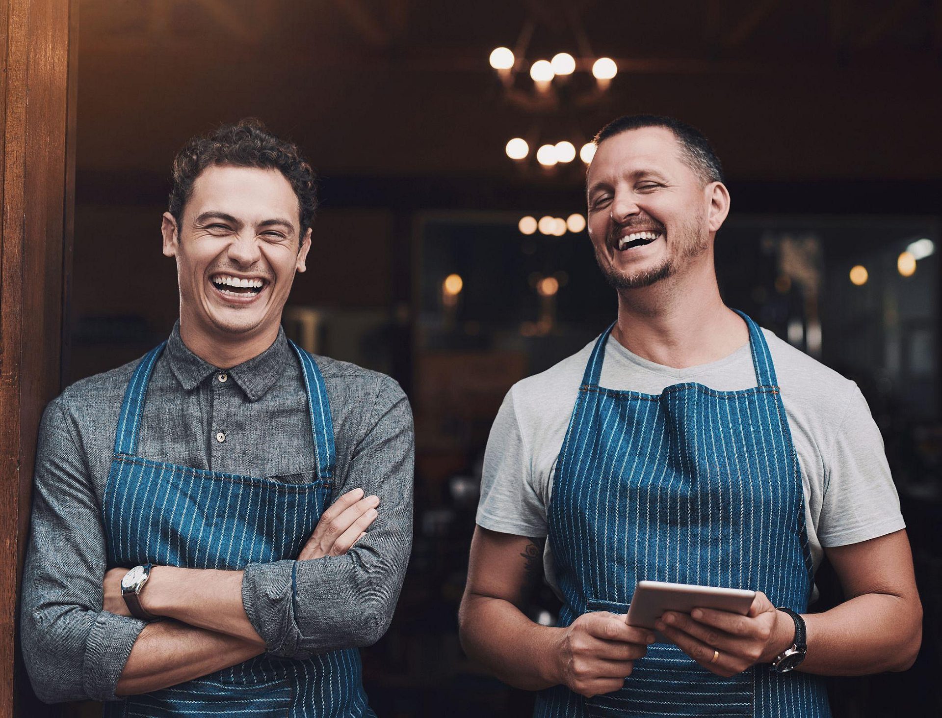 Mannen lachen medewerkers