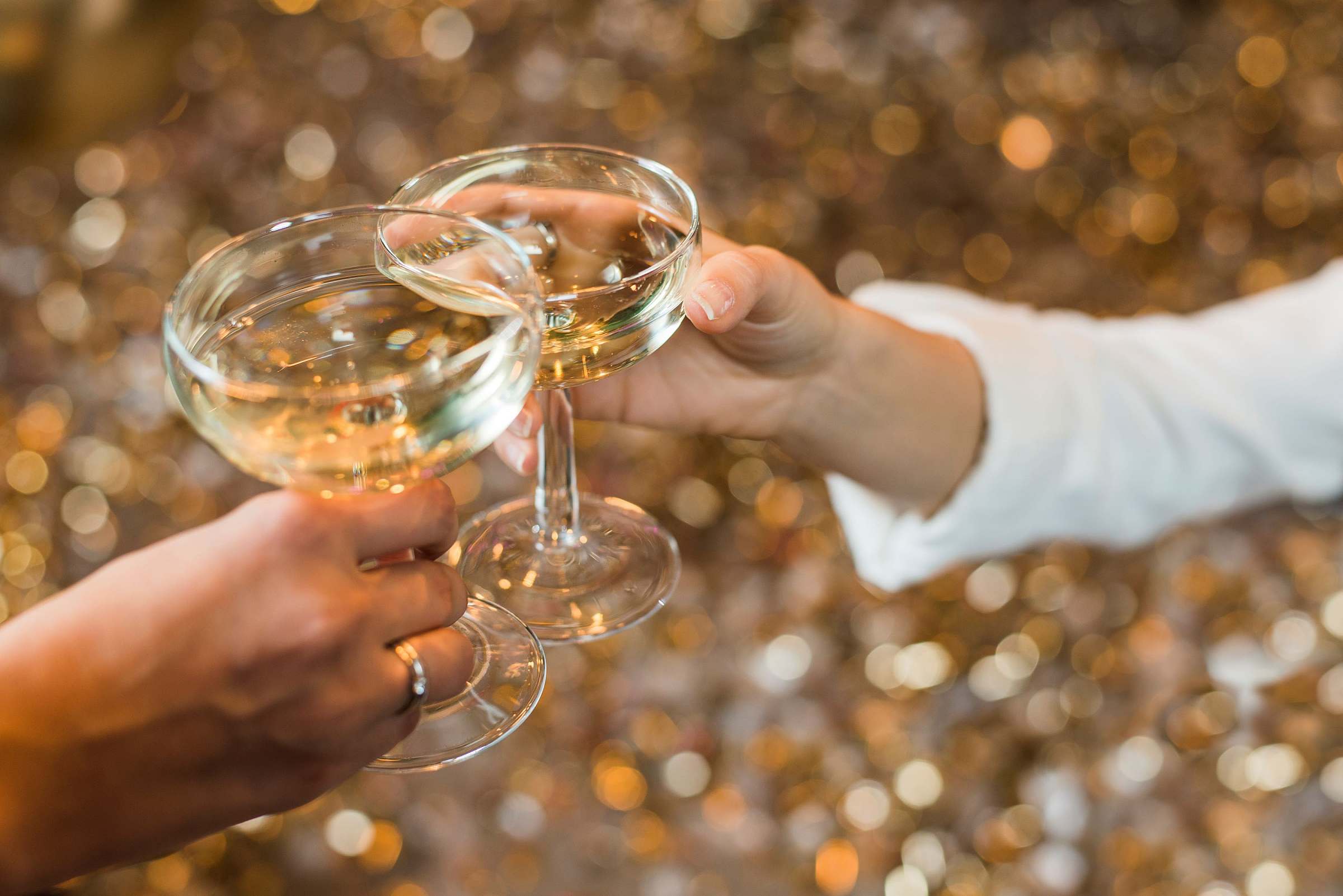 Nieuwjaarsborrel proosten glazen champagne