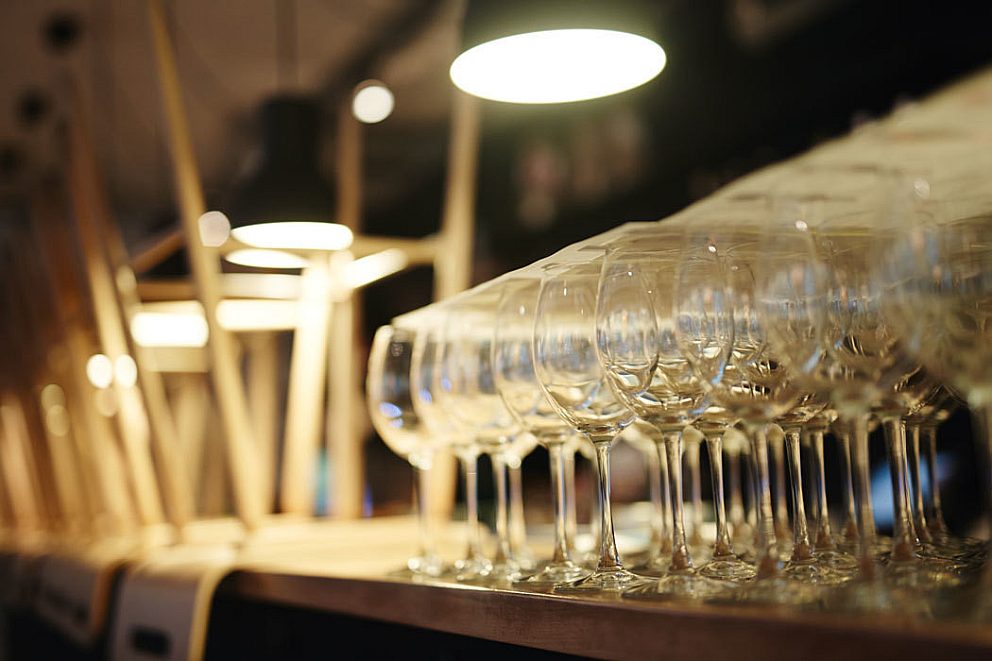 Gesloten glazen afgewassen barkrukken op bar i Stock 959090328 v2