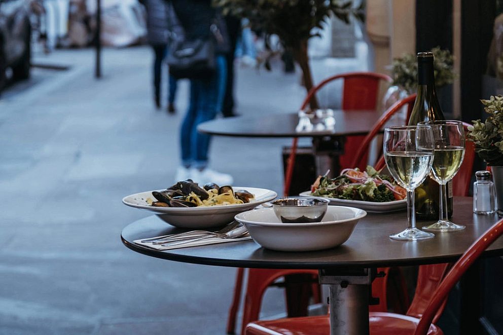 Terras gedekte tafel avond