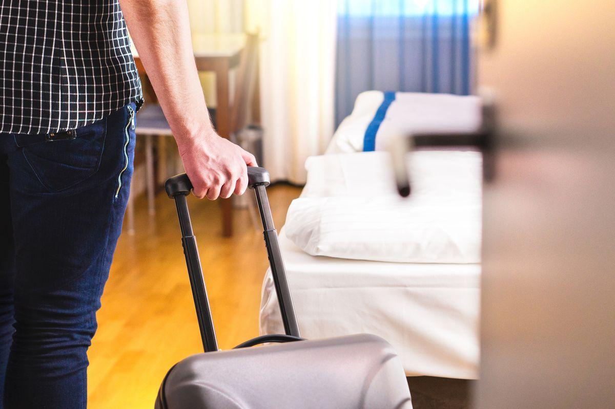 Hotelkamer koffers gast