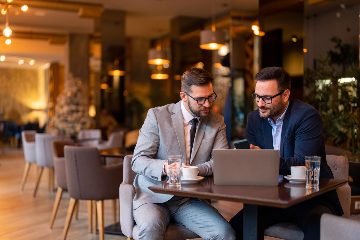 Laptop restaurant ondernemer zakelijk