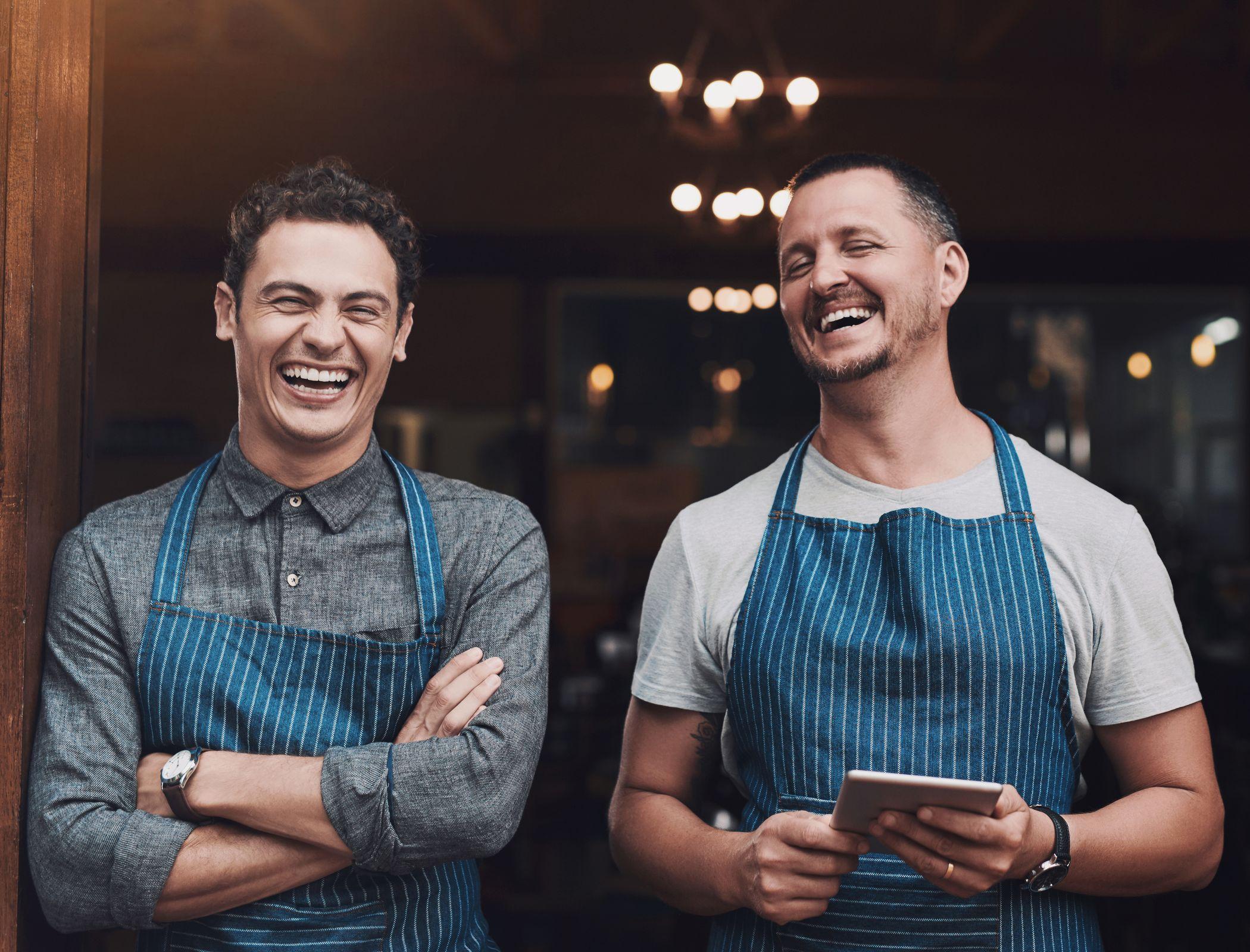 Mannen lachen medewerkers