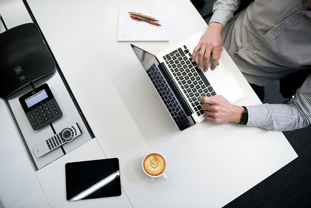 Laptop macbook kantoor administratie