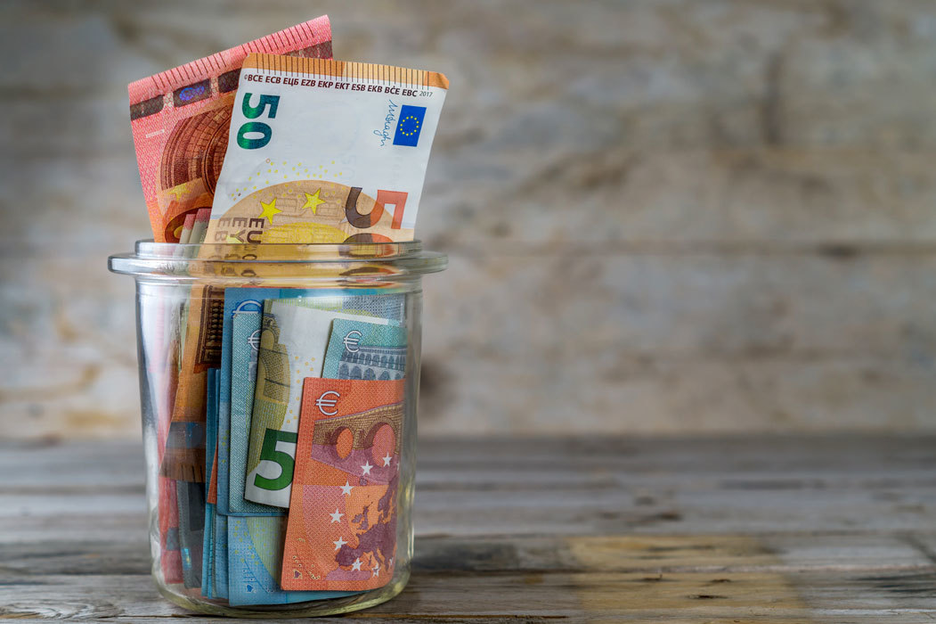 Geld in glazen potje steun 1050x700