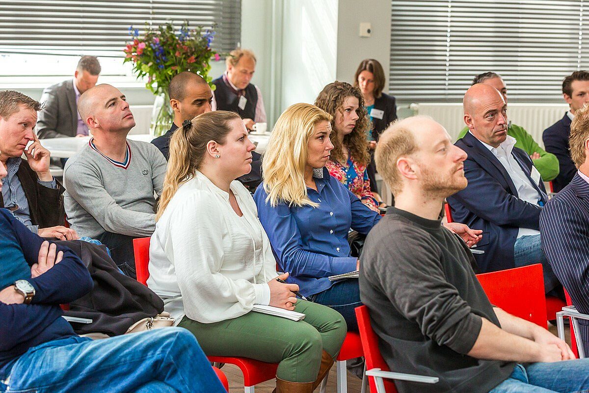 Bijeenkomst vergadering luisterende mensen