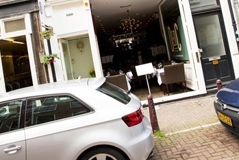 Geparkeerde autos restuarant amsterdam Cropped