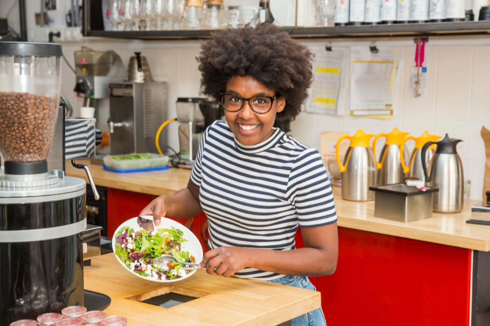 Voedselverspilling vrouw keuken salade afval fw