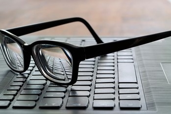 Laptop met bril Cropped