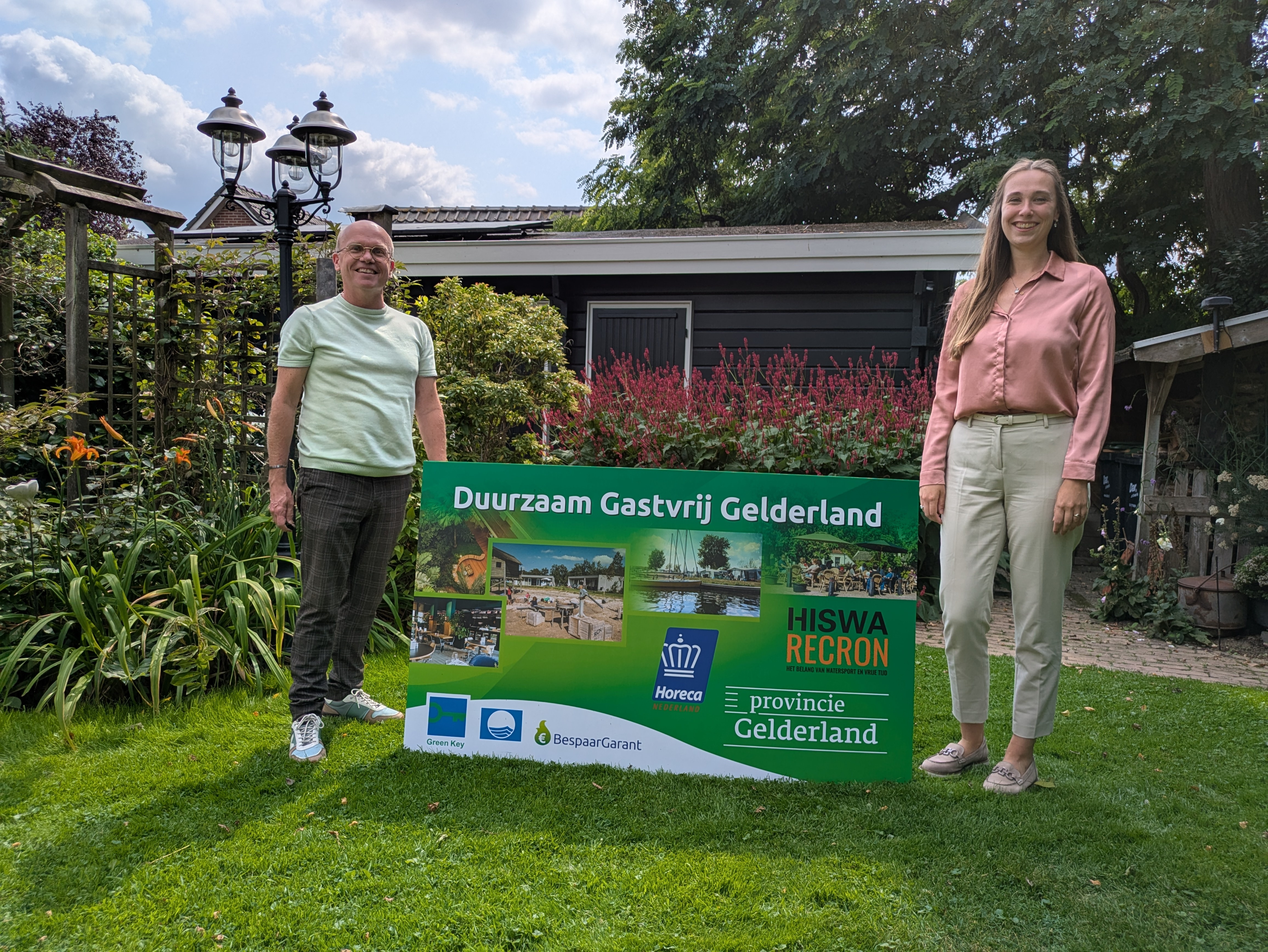 Foto Bart Shavonne bij bord DGG horizontaal