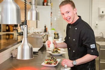 Poll leerling koks aannemen en opleiden