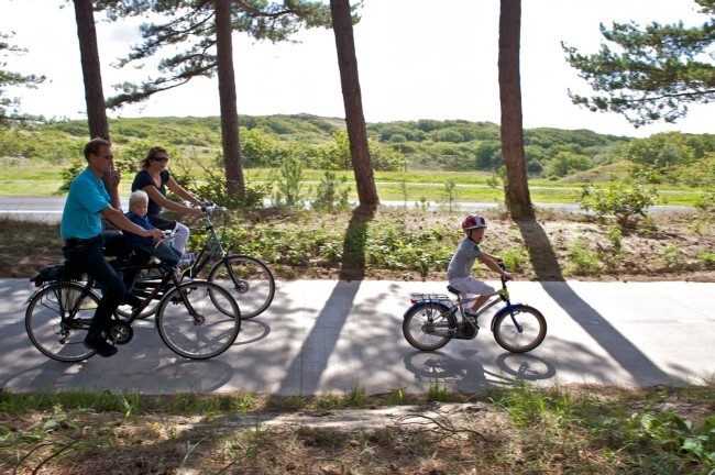 Fietsers door de duinen Bergen