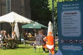 Terras ruinekerk Bergen header Cropped