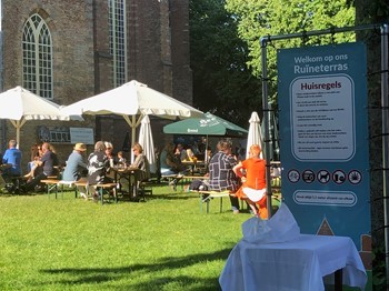 Terras ruinekerk Bergen