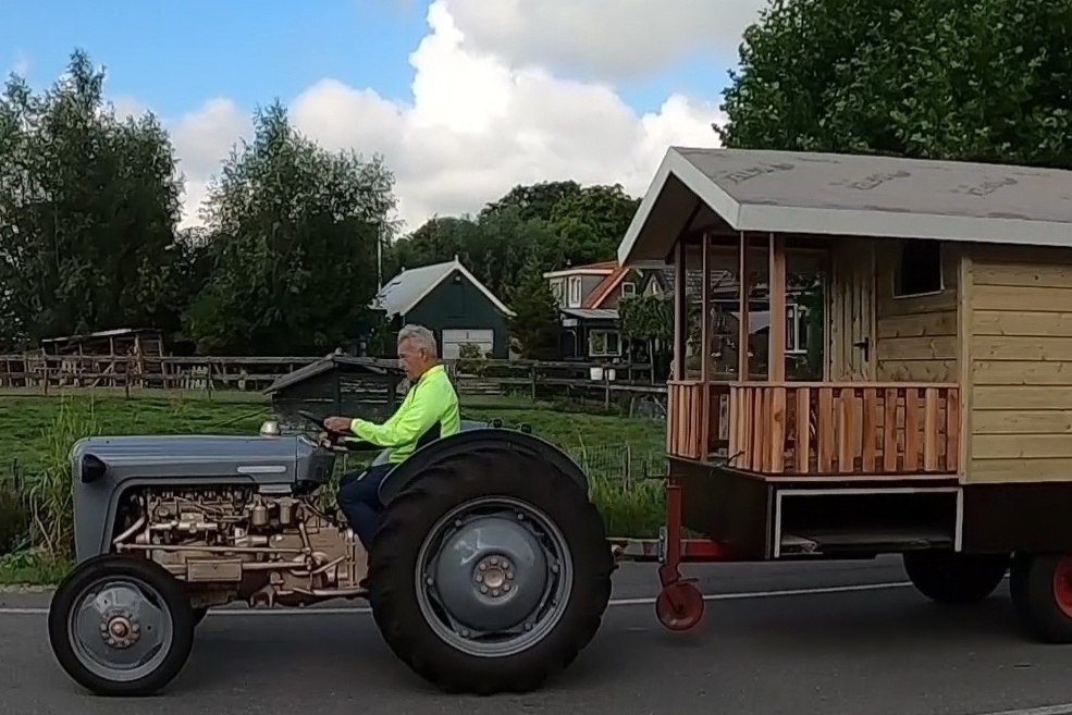 Rob met trekker en huisje1 letterbox Cropped