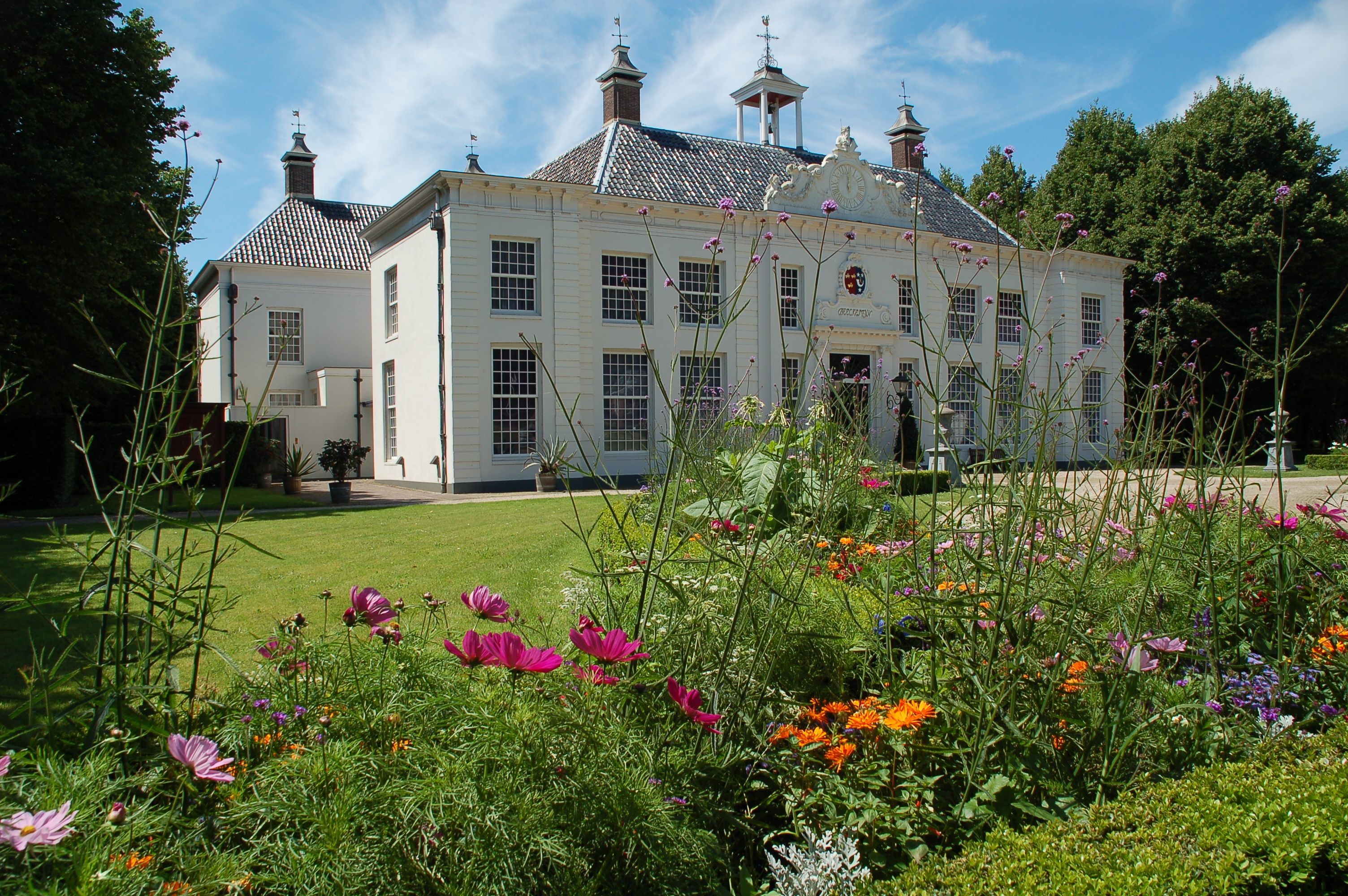 Beeckestijn met hoofdgebouw op achtergrond