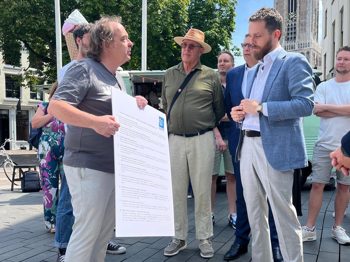 Overhandiging OHU Jan Rick Cropped