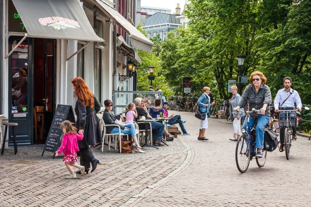Utrecht terras gracht fietsers