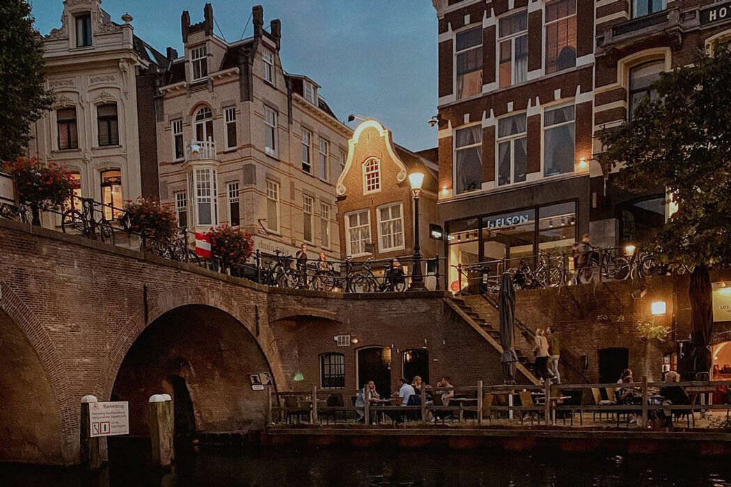 Binnenstad Utrecht terrassen aan gracht