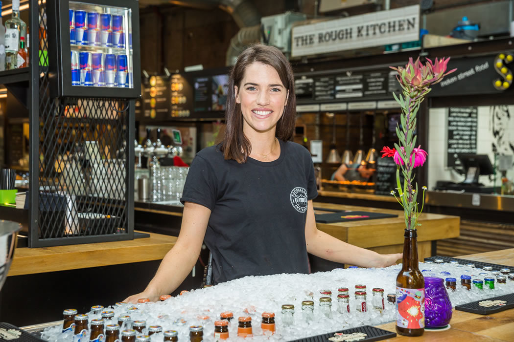 Horecamedewerkster koude dranken