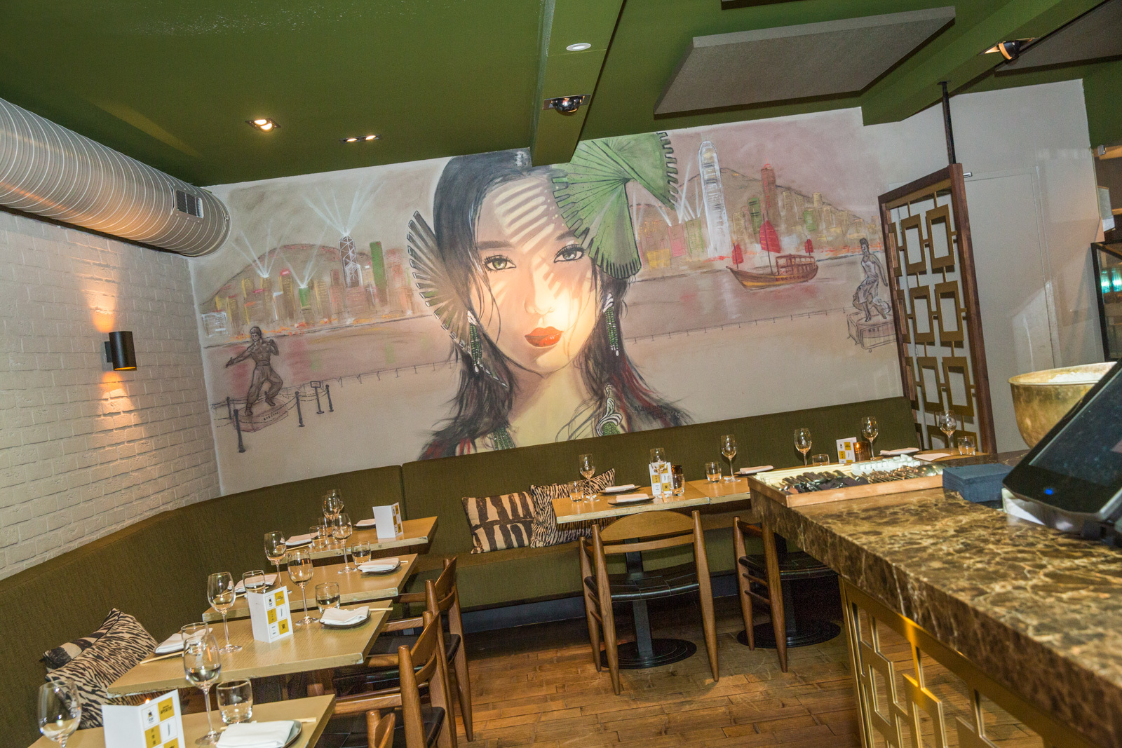 Aziatisch restaurant leeg gedekte tafels muurschildering