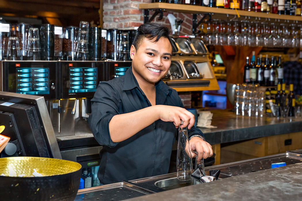 Aziatisch bar personeel glazen spoelen