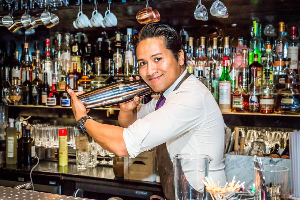 Bar personeel bartender cocktail mixen fw