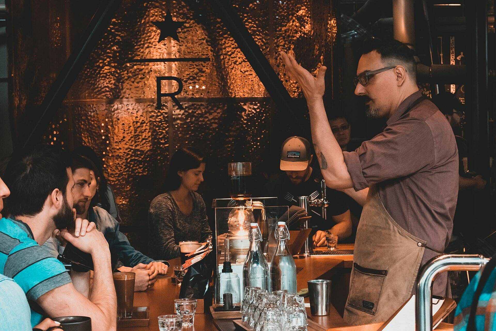 Medewerker bar