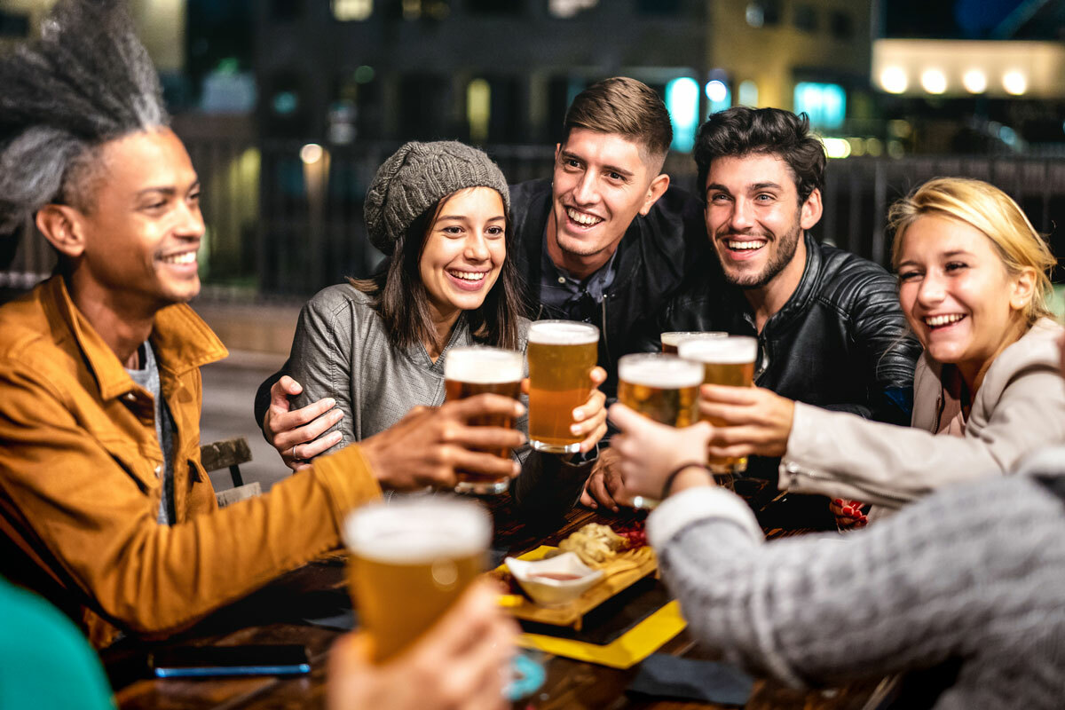 Café weer open blije gasten