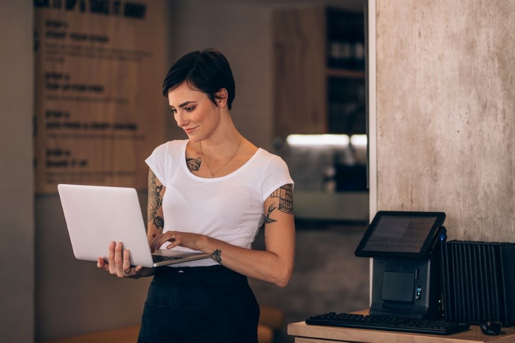 Vrouw restaurant laptop kassa horeca 1050 700